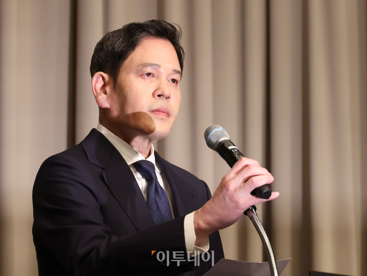 ▲정용진 신세계그룹 회장이 26일 서울 조선팰리스 강남에서 5·18 민주화운동 기념일에 진행된 스타벅스코리아 '탱크데이' 마케팅 관련 사과 기자회견을 하고 있다. 고이란 기자 photoeran@