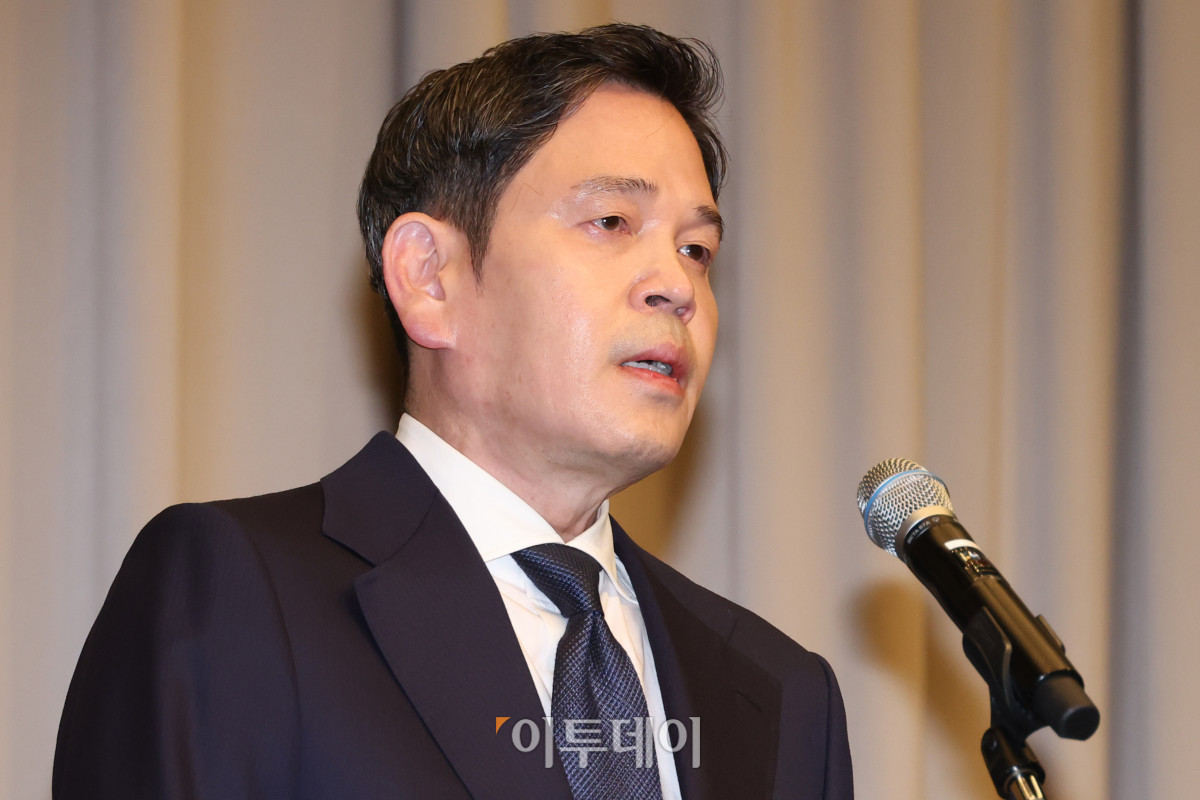 ▲정용진 신세계그룹 회장이 26일 서울 조선팰리스 강남에서 5·18 민주화운동 기념일에 진행된 스타벅스코리아 '탱크데이' 마케팅 관련 사과 기자회견을 하고 있다. 고이란 기자 photoeran@