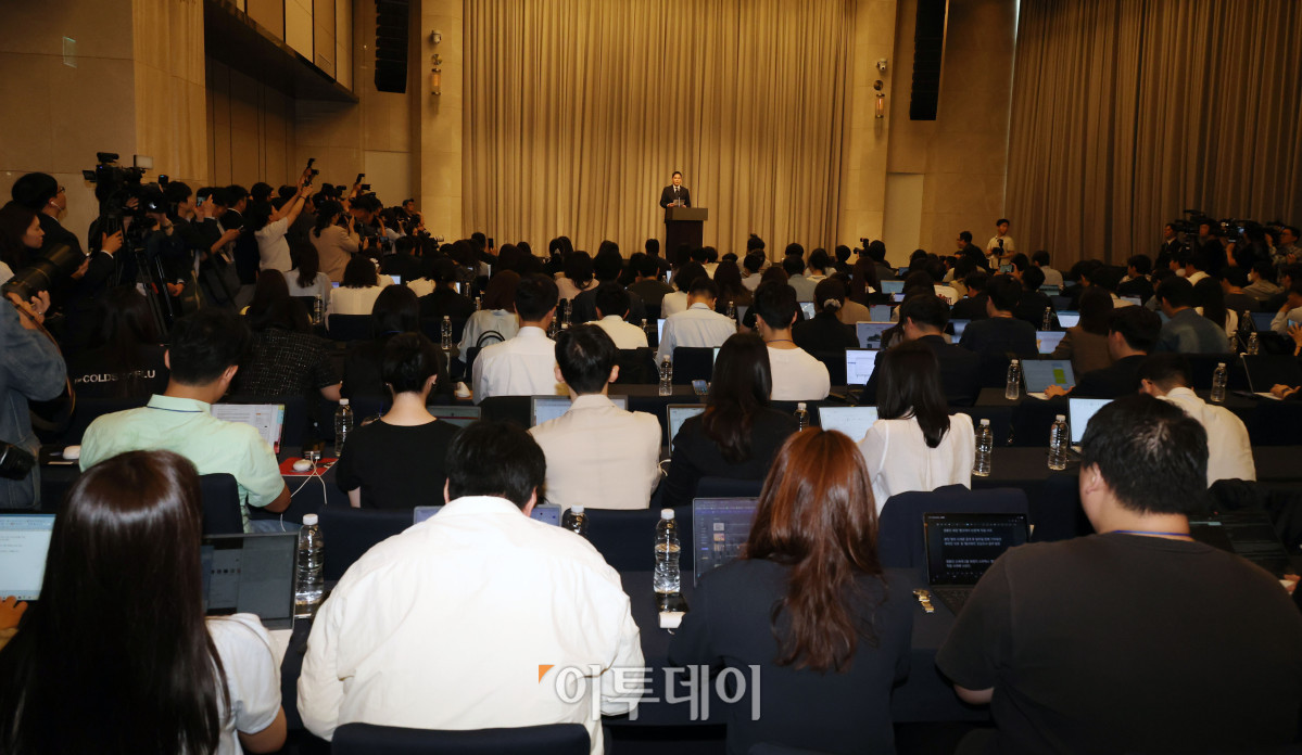 ▲정용진 신세계그룹 회장이 26일 서울 조선팰리스 강남에서 5·18 민주화운동 기념일에 진행된 스타벅스코리아 '탱크데이' 마케팅 관련 사과 기자회견을 하고 있다. 고이란 기자 photoeran@