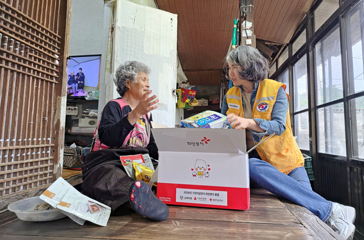 ▲적십자봉사원이 고려아연의 후원으로 마련한 ‘희망풍차’ 지원물품을 취약계층 이웃에게 전달하는 모습 (사진제공=고려아연)