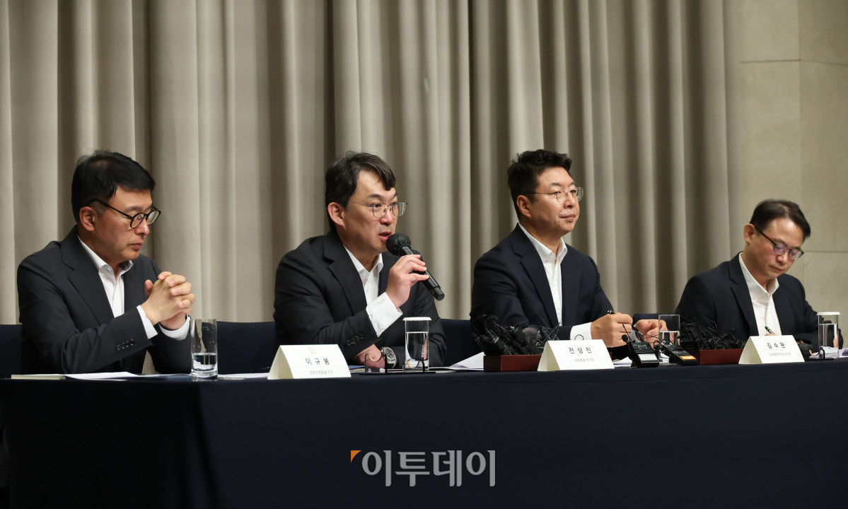▲전상진 신세계그룹 경영총괄부사장이 26일 서울 조선팰리스 강남에서 열린 5·18 민주화운동 기념일에 진행된 스타벅스코리아 '탱크데이' 마케팅 관련 사과 기자회견에서 진상조사 결과를 발표하고 있다. 고이란 기자 photoeran@