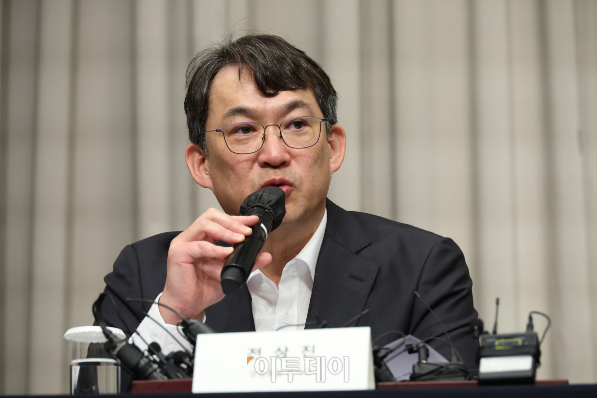 ▲전상진 신세계그룹 경영총괄부사장이 26일 서울 조선팰리스 강남에서 열린 5·18 민주화운동 기념일에 진행된 스타벅스코리아 '탱크데이' 마케팅 관련 사과 기자회견에서 진상조사 결과를 발표하고 있다. 고이란 기자 photoeran@