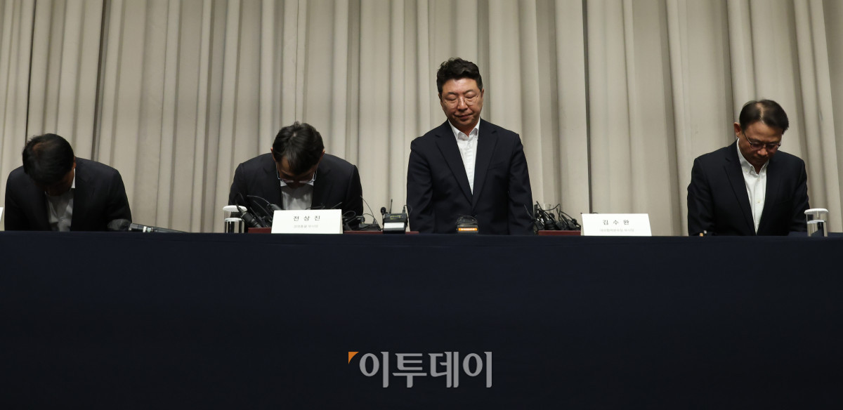 ▲전상진(왼쪽 두번째) 신세계그룹 경영총괄부사장을 비롯한 경영진이 26일 서울 조선팰리스 강남에서 열린 5·18 민주화운동 기념일에 진행된 스타벅스코리아 '탱크데이' 마케팅 관련 사과 기자회견에서 고개를 숙이고 있다. 고이란 기자 photoeran@
