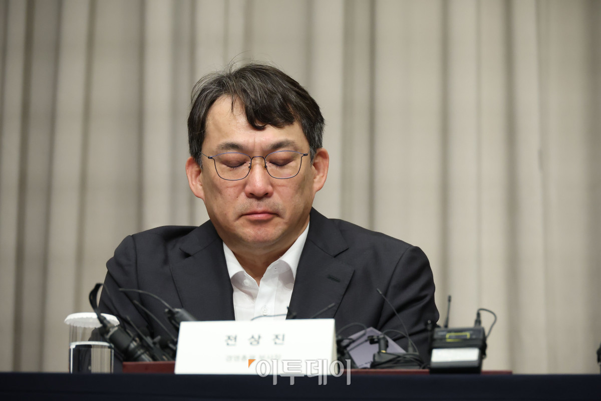 ▲전상진 신세계그룹 경영총괄부사장이 26일 서울 조선팰리스 강남에서 열린 5·18 민주화운동 기념일에 진행된 스타벅스코리아 '탱크데이' 마케팅 관련 사과 기자회견에서 진상조사 결과를 발표하고 있다. 고이란 기자 photoeran@