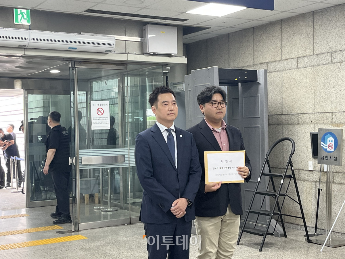 ▲(왼쪽) 김세의 가로세로연구소 대표가 26일 서울 서초구 서울중앙지법에서 성폭력범죄의 처벌 등에 관한 특례법 위반(카메라 등 이용 촬영물 반포 등) 혐의로 영장실질심사에 출석했다. (박진희 기자 jinhee12@)