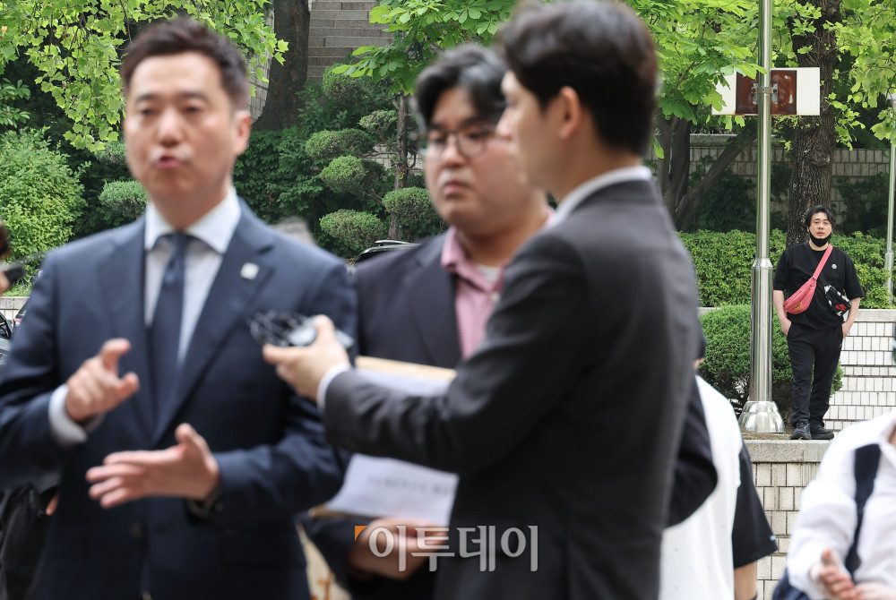 ▲배우 김수현 씨의 명예를 훼손한 혐의를 받고 있는 김세의 가로세로연구소 대표가 26일 서울 서초구 서울중앙지법에서 열린 구속 전 피의자 심문(영장실질심사)에 출석하는 가운데 유튜브 채널 장사의신 은현장 씨가 김씨를 지켜보고 있다. 사진공동취재단
