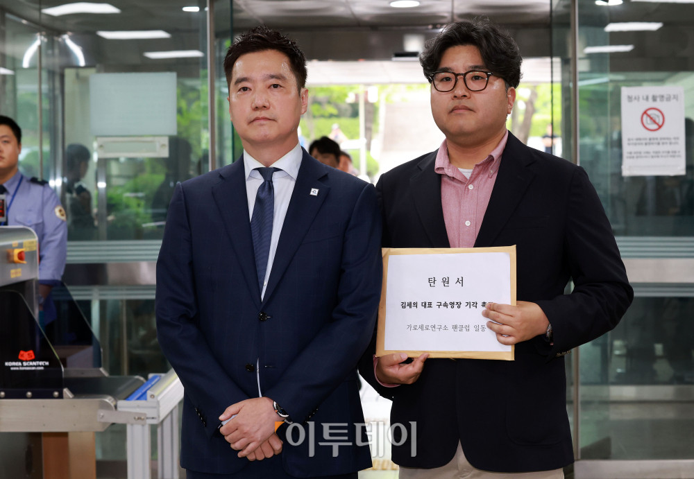 ▲배우 김수현 씨의 명예를 훼손한 혐의를 받고 있는 김세의 가로세로연구소 대표가 26일 서울 서초구 서울중앙지법에서 열린 구속 전 피의자 심문(영장실질심사)에 출석하고 있다. 사진공동취재단