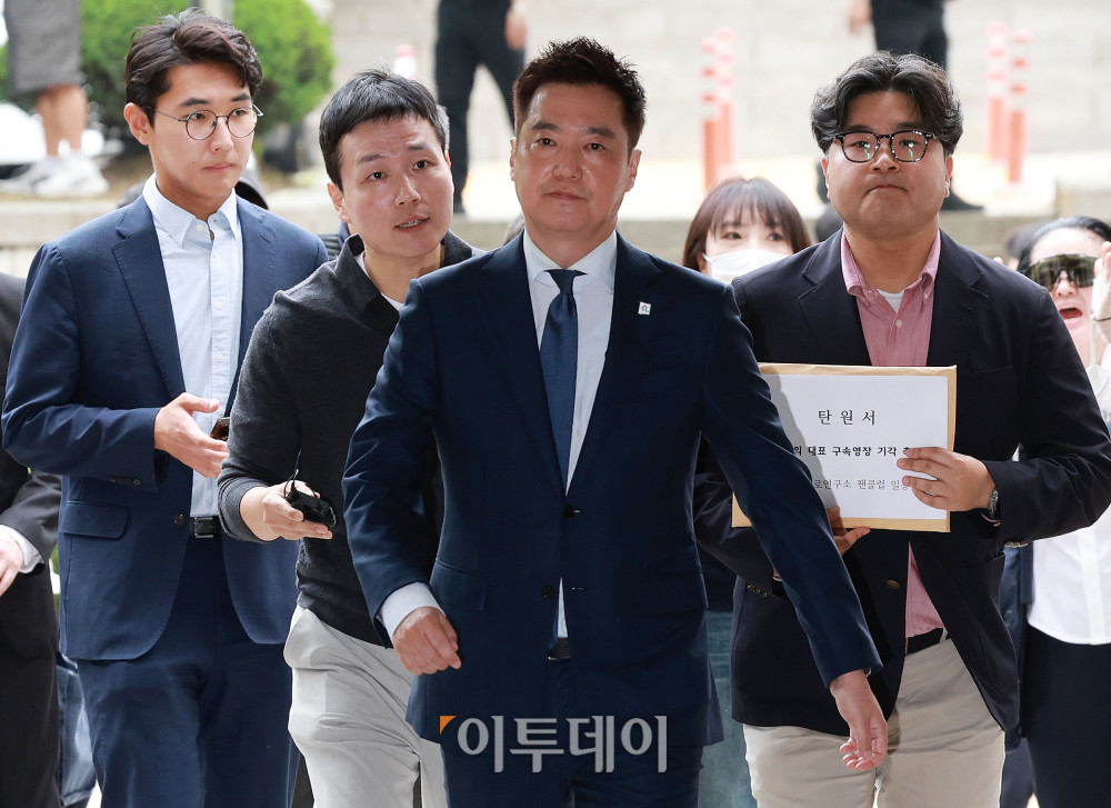 ▲배우 김수현 씨의 명예를 훼손한 혐의를 받고 있는 김세의 가로세로연구소 대표가 26일 서울 서초구 서울중앙지법에서 열린 구속 전 피의자 심문(영장실질심사)에 출석하고 있다. 사진공동취재단