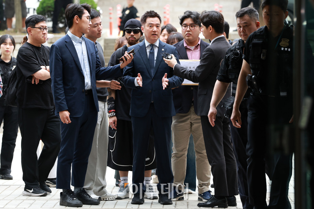 ▲배우 김수현 씨의 명예를 훼손한 혐의를 받고 있는 김세의 가로세로연구소 대표가 26일 서울 서초구 서울중앙지법에서 열린 구속 전 피의자 심문(영장실질심사)에 출석하고 있다. 사진공동취재단