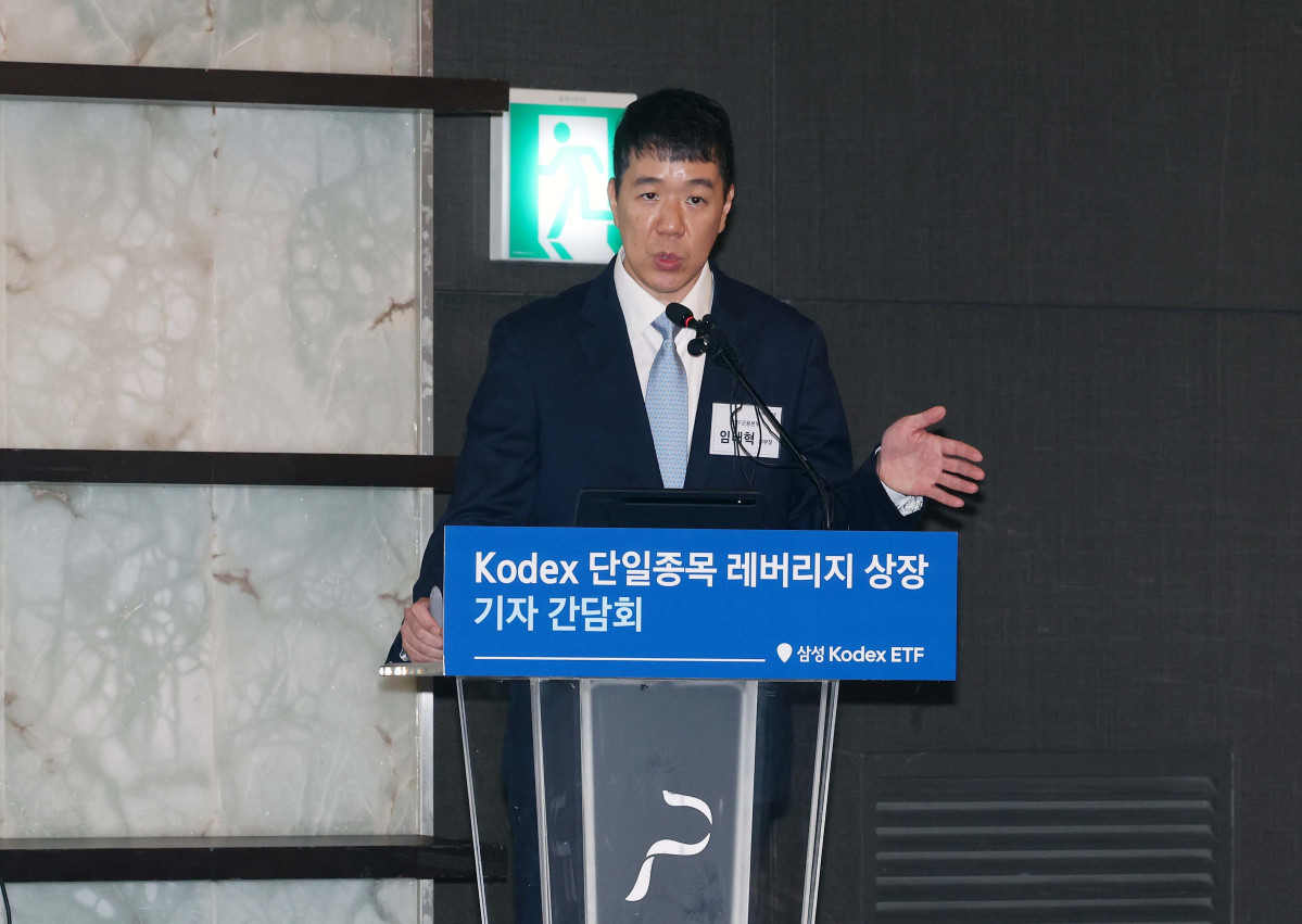 ▲임태혁 삼성자산운용 ETF운용본부장이 26일 서울 중구 더플라자호텔에서 열린 ‘KODEX 단일종목 레버리지 상장 기자간담회’에서 상품을 소개하고 있다. 이 자리에선 삼성전자와 SK하이닉스의 일간 수익률을 2배로 추종하는 ‘KODEX 삼성전자단일종목레버리지’와 ‘KODEX SK하이닉스단일종목레버리지’의 운용전략과 투자 활용법, 변동성 확대와 손실 위험에 대한 투자자 유의사항 등이 소개됐다. 두 상품은 27일 유가증권시장에 상장된다. 신태현 기자 holjjak@
