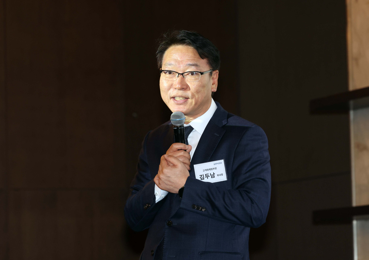 ▲김두남 삼성자산운용 고객마케팅부문장이 26일 서울 중구 더플라자호텔에서 열린 ‘KODEX 단일종목 레버리지 상장 기자간담회’에서 인사말을 하고있다. 이 자리에선 삼성전자와 SK하이닉스의 일간 수익률을 2배로 추종하는 ‘KODEX 삼성전자단일종목레버리지’와 ‘KODEX SK하이닉스단일종목레버리지’의 운용전략과 투자 활용법, 변동성 확대와 손실 위험에 대한 투자자 유의사항 등이 소개됐다. 두 상품은 27일 유가증권시장에 상장된다. 신태현 기자 holjjak@