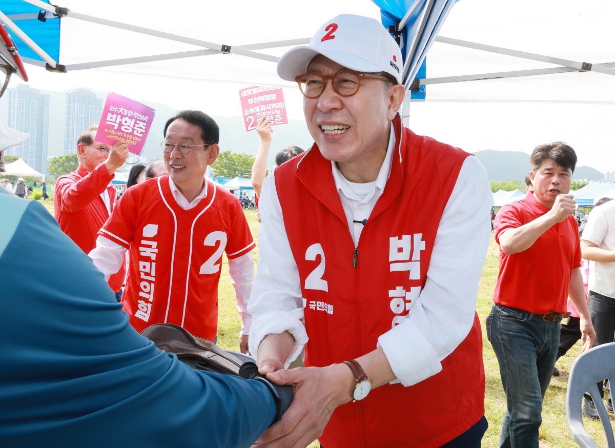 ▲박형준 국민의힘 부산시장 후보가 25일 부산 강서구 대저생태공원에서 열리고 있는 '부산어르신파크골프축제'에 참석해 어르신들과 인사하고 있다. (연합뉴스)
