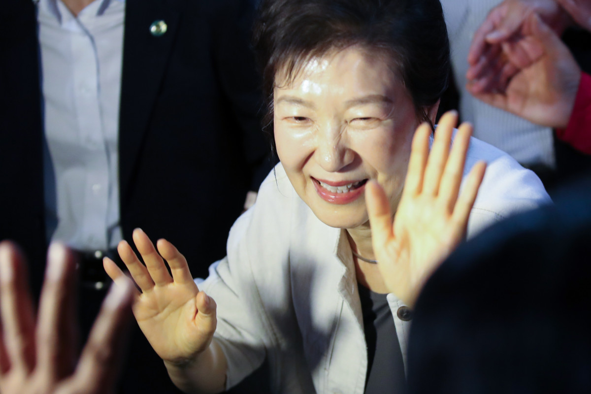▲박근혜 전 대통령이 25일 대전 서구 이장우 국민의힘 대전시장 후보 선거사무소를 방문하고 있다. (연합뉴스)