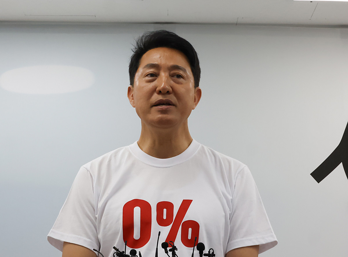 ▲오세훈 국민의힘 서울시장 후보가 26일 서울 종로구 대왕빌딩 선거캠프에서 도시철도 공약을 발표하며 재임기간동안 지하철 스크린도어 설치로 사고율 0%를 강조하는 옷을 보여주고 있다. (연합뉴스)
