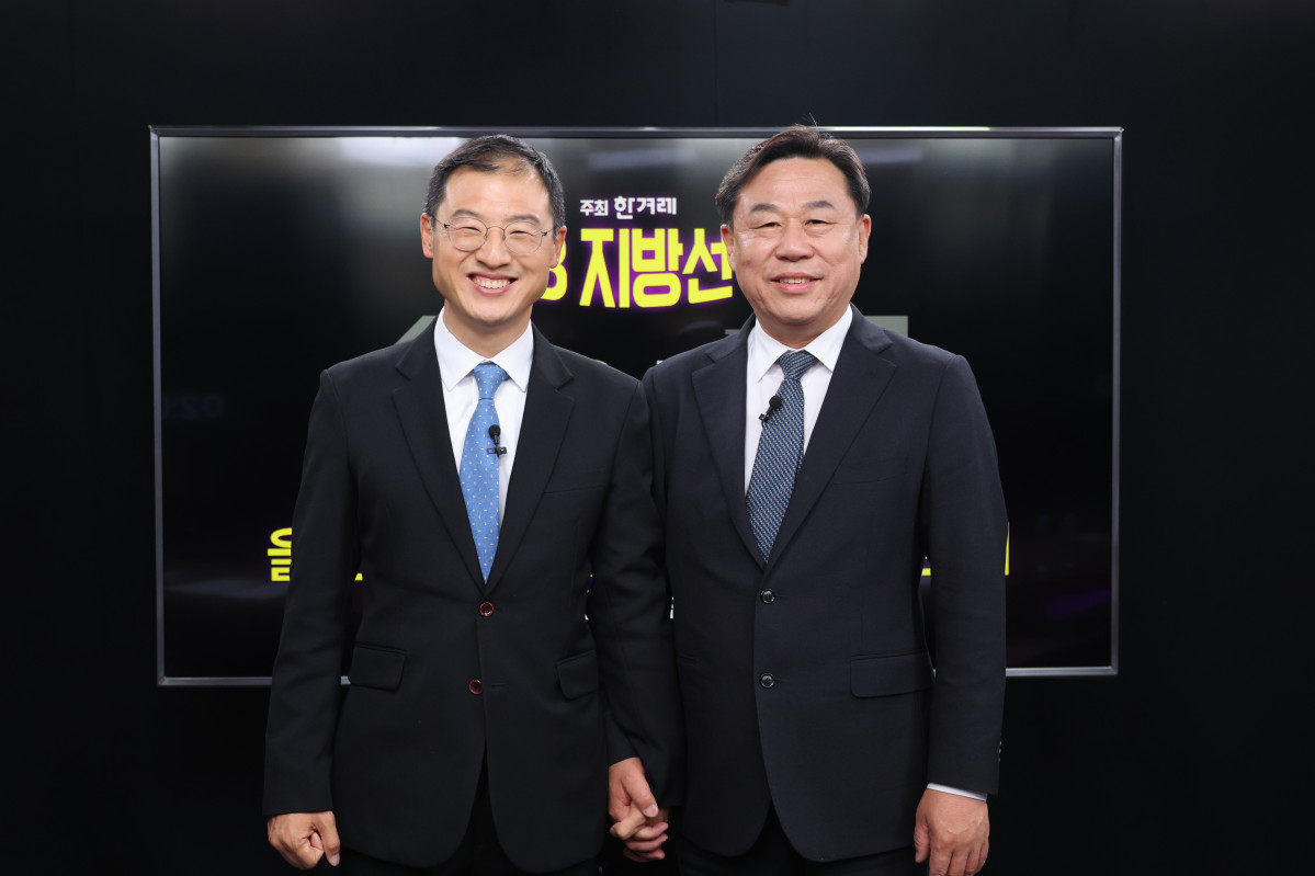▲6·3 지방선거 울산시장 후보 단일화에 합의한 더불어민주당 김상욱 후보(왼쪽)와 진보당 김종훈 후보가 20일 서울 마포구 한겨레 신문사에서 열린 단일화 토론회에서 기념 촬영하고 있다. (연합뉴스)