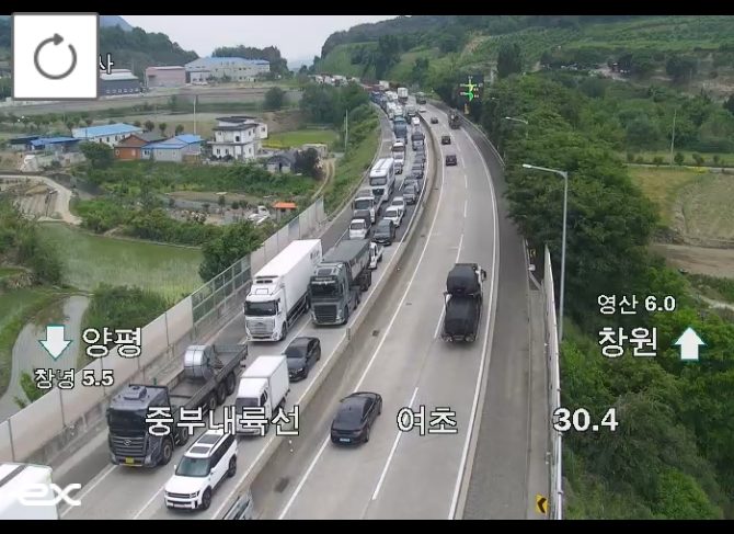 ▲중부내륙고속도로 창녕 부근 화물차 전도 사고 발생 안전재난문자 발송 (출처=로드플러스 캡처)