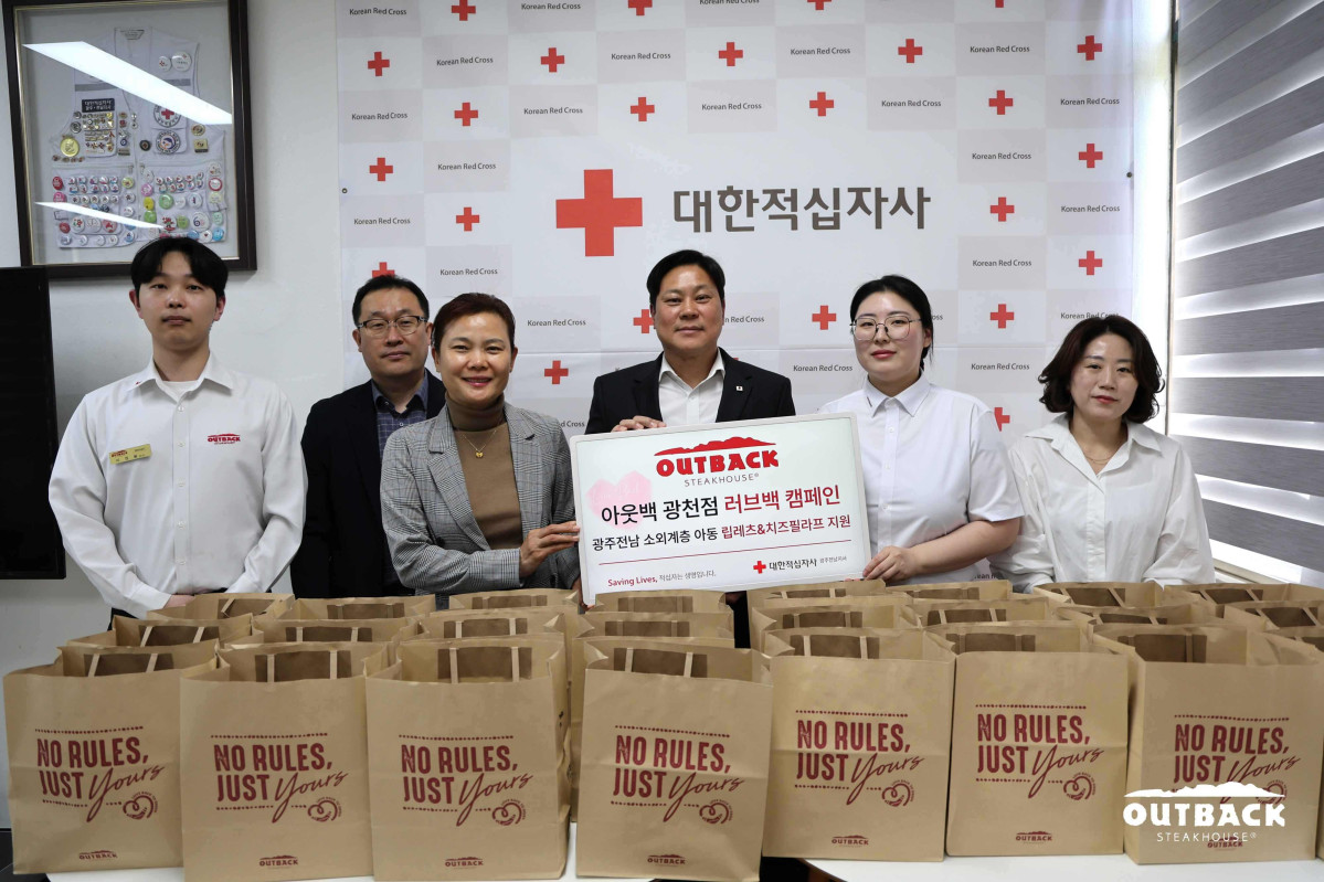 ▲아웃백 광천점에서 러브백 캠페인 기념 촬영을 진행하고 있다. (사진제공=다이닝브랜즈그룹)