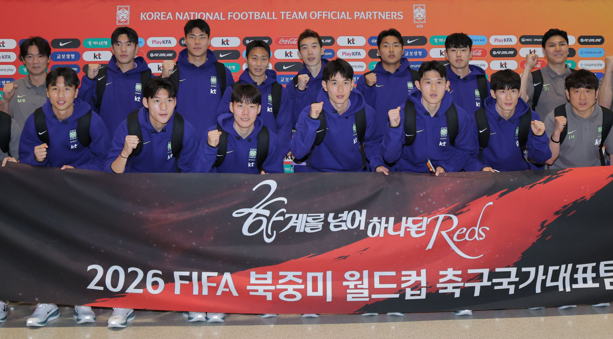 ▲2026 북중미 월드컵에 출전하는 축구 국가대표팀 선수들이 18일 사전 훈련 캠프가 차려지는 미국 유타주 솔트레이크시티로 출국하기 전 인천국제공항 제2여객터미널에서 기념촬영을 하고 있다. (연합뉴스)