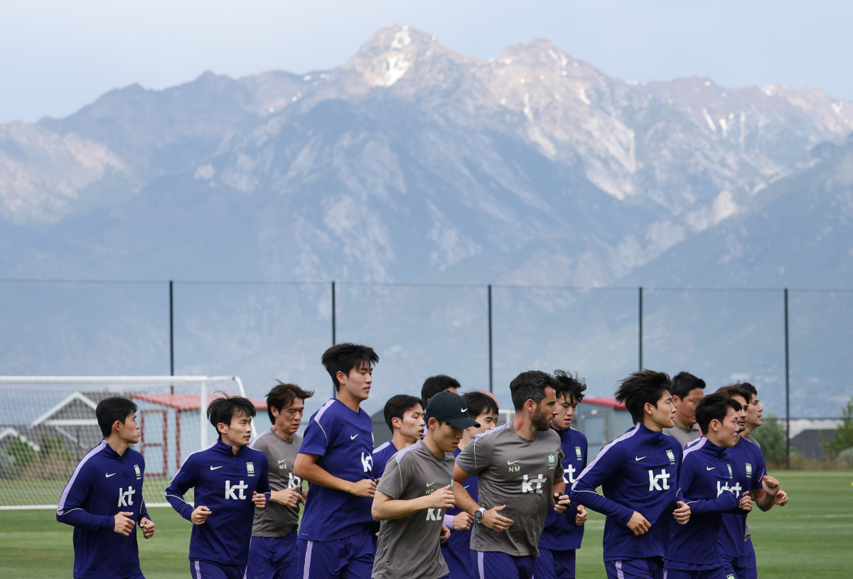 ▲25일(현지시간) 오후 미국 유타주 헤리먼에 위치한 자이언스뱅크 트레이닝센터에서 축구 국가대표팀 홍명보 감독과 선수들이 몸을 풀고 있다. (연합뉴스)