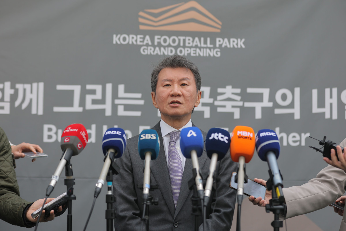 ▲정몽규 대한축구협회장이 지난달 7일 공식 개관식이 열리는 충남 천안 코리아풋볼파크에서 취재진을 만나 소감을 말하고 있다. (연합뉴스)
