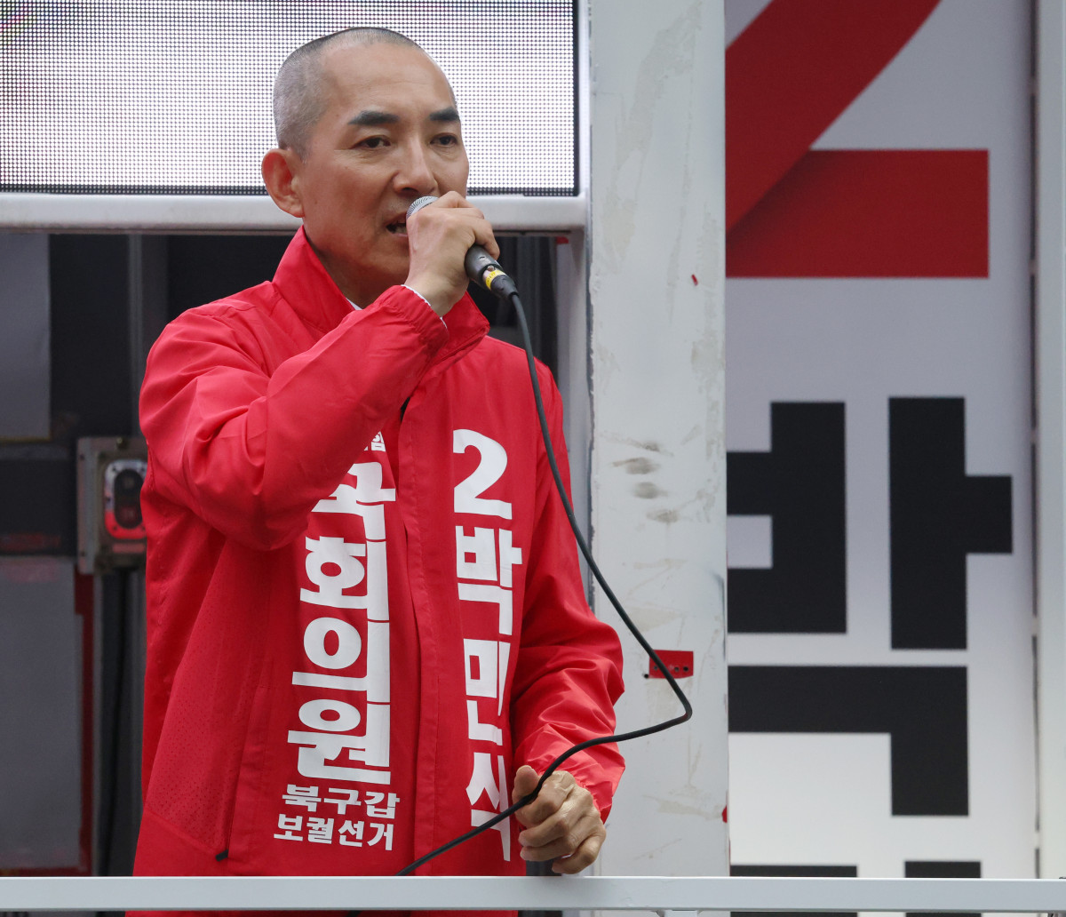 ▲박민식 국민의힘 부산 북갑 국회의원 보궐선거 후보가 23일 오후 부산 북구 도시철도 덕천역 부근에서 유세를 하고 있다. (연합뉴스)