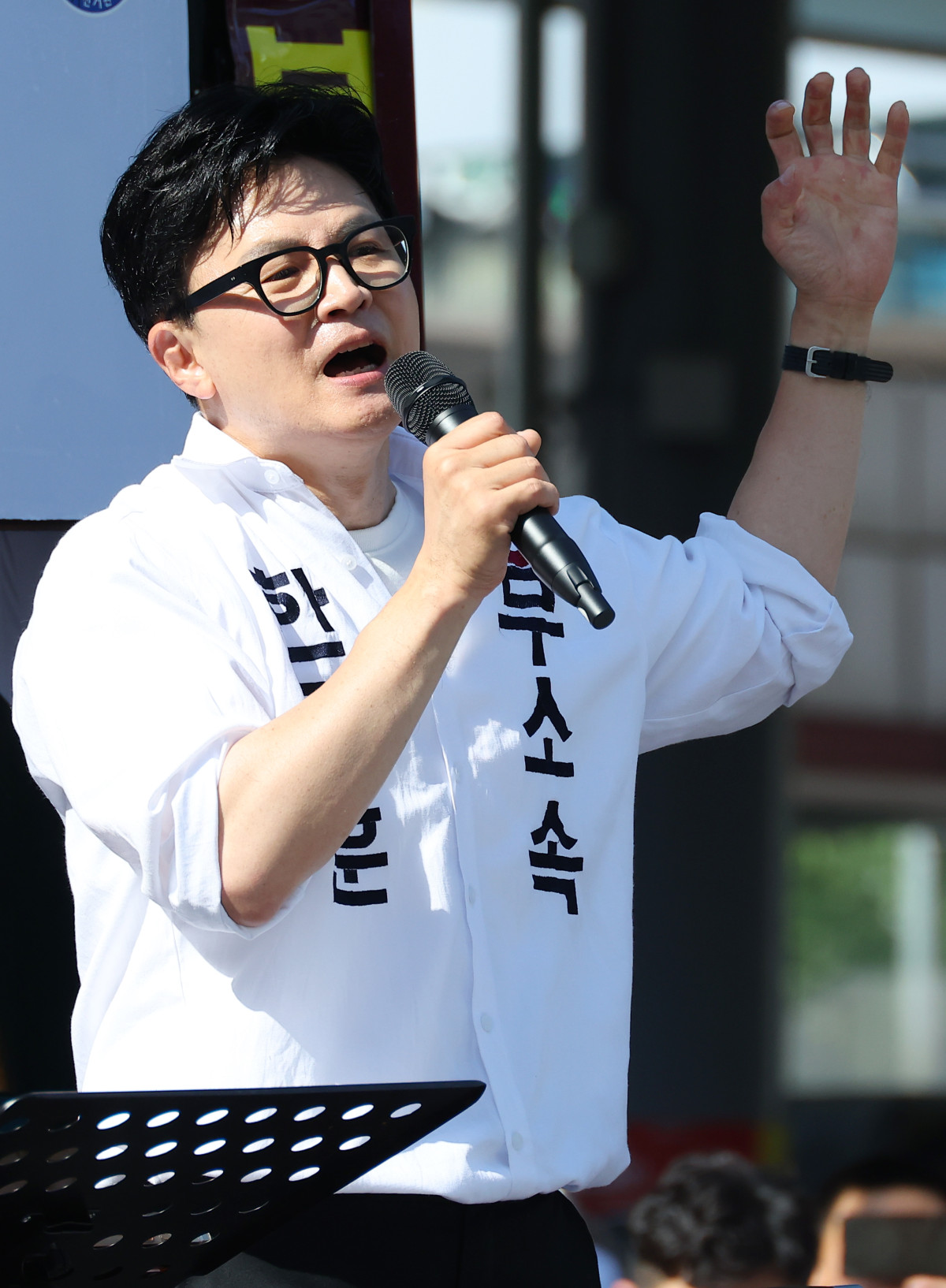▲한동훈 무소속 부산 북갑 국회의원 보궐선거 후보가 22일 오후 부산 만덕동에서 거점 유세를 펼치고 있다. (연합뉴스)