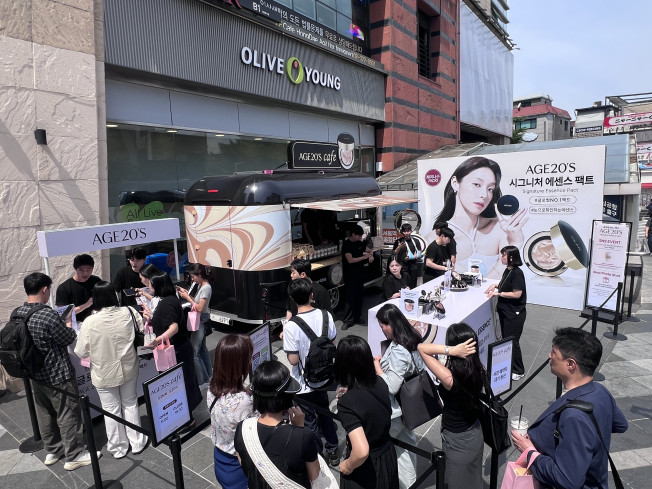 ▲AGE20’S의 홍대입구역 올리브영 홍대공항철도역점 앞 무빙 팝업 현장이 보이고 있다. (사진제공=애경산업)