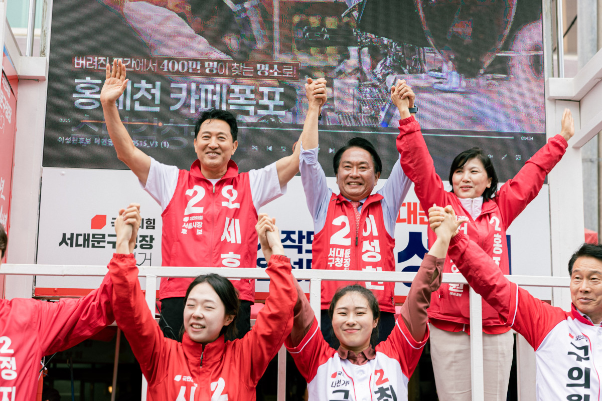 ▲국민의힘 오세훈(왼쪽 첫 번째) 서울시장 후보가 21일 서대문 인왕시장에서 이성헌(왼쪽 두 번째) 서대문구청장 후보와 출정식을 가지고 있다. (사진 제공 = 오세훈 서울시장 후보 캠프)