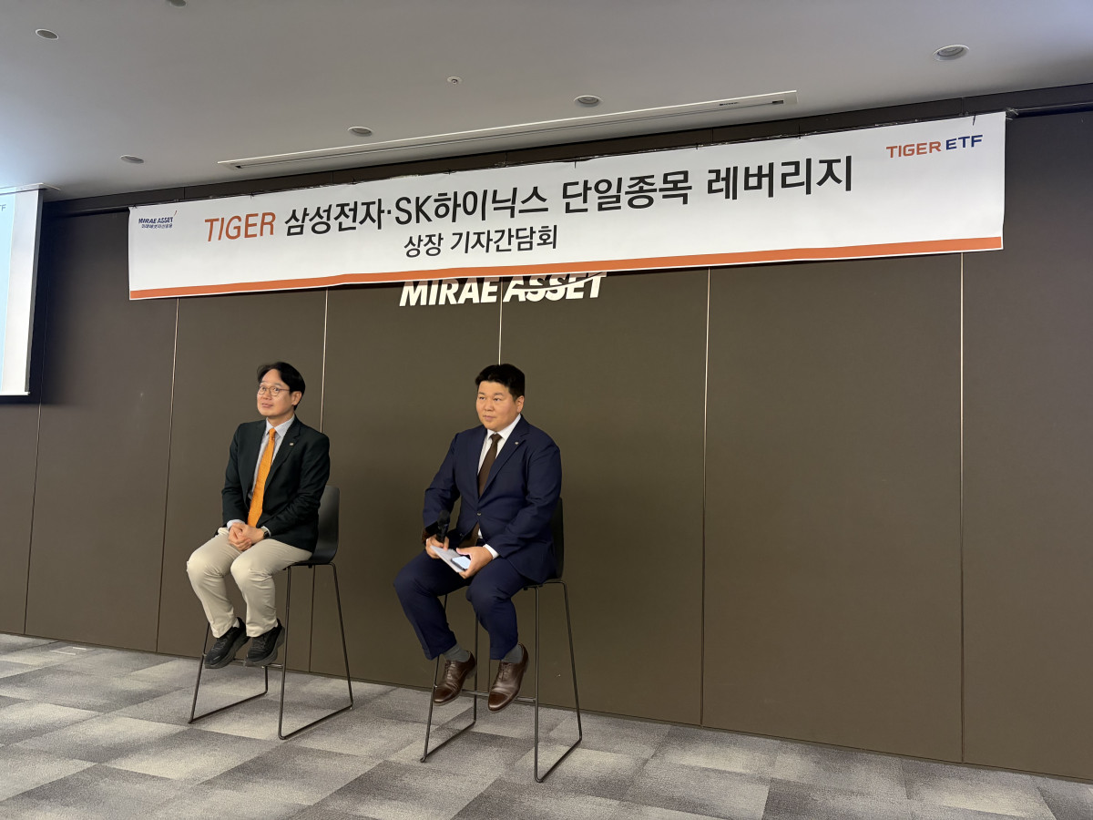 ▲26일 서울 을지로 미래에셋센터원에서 열린 'TIGER ETF 기자간담회'에서 이정환 미래에셋자산운용 ETF운용부문 상무와 최창규 미래에셋자산운용 ETF리서치본부 본부장이 질문에 답하고 있다. (심영주 기자)