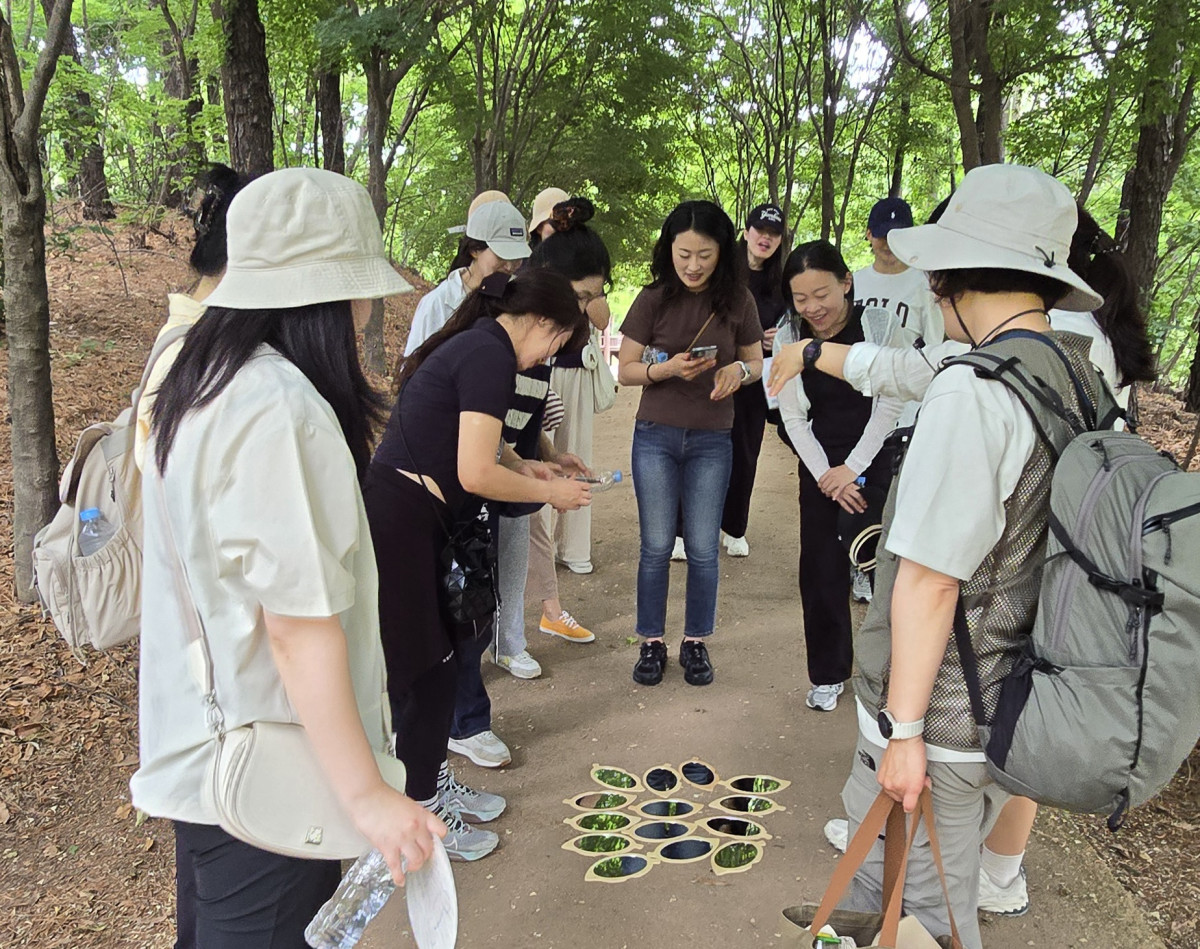 ▲수원 한누리유치원 학부모들이 26일 오후 연암공원 숲길에서 방과후 특색 프로그램 연수 '숲 속에서 함께 자라요'에 참여해 자연물을 활용한 체험 활동을 하고 있다. (한누리유치원)