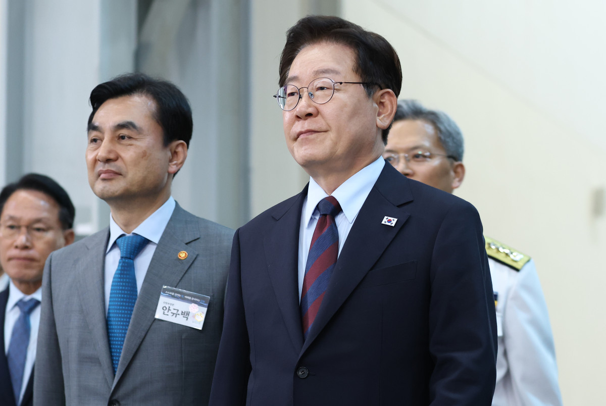 ▲이재명 대통령이 26일 경남 창원시 진해구에서 열린 제1회 미래국방전략위원회에 안규백 국방부 장관과 입장하고 있다. (연합뉴스)