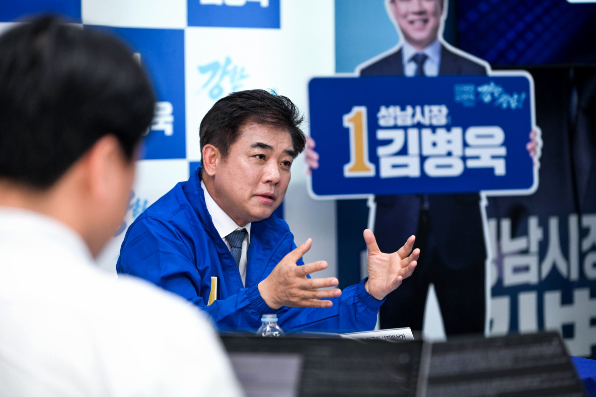 ▲김병욱 더불어민주당 성남시장 후보가 판교 기반 ETF 출시, 광주시와의 체육시설 조성 MOU, 위례-삼동선 조기 착공 추진 등 핵심 공약을 설명하고 있다. (김병욱 더불어민주당 성남시장 후보 캠프)