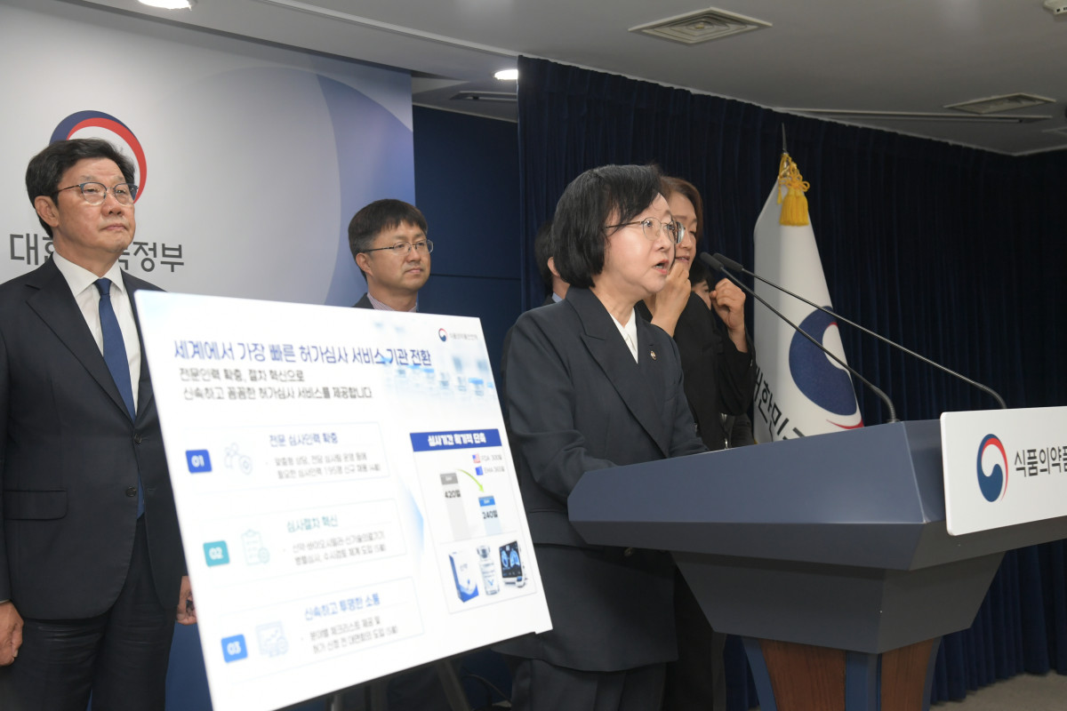 ▲26일 서울 종로구 정부서울청사에서 오유경 식품의약품안전처장이 브리핑을 열고 ‘의료제품 허가·심사 혁신방안’ 관련 지침을 설명하고 있다. (사진제공=식품의약품안전처)