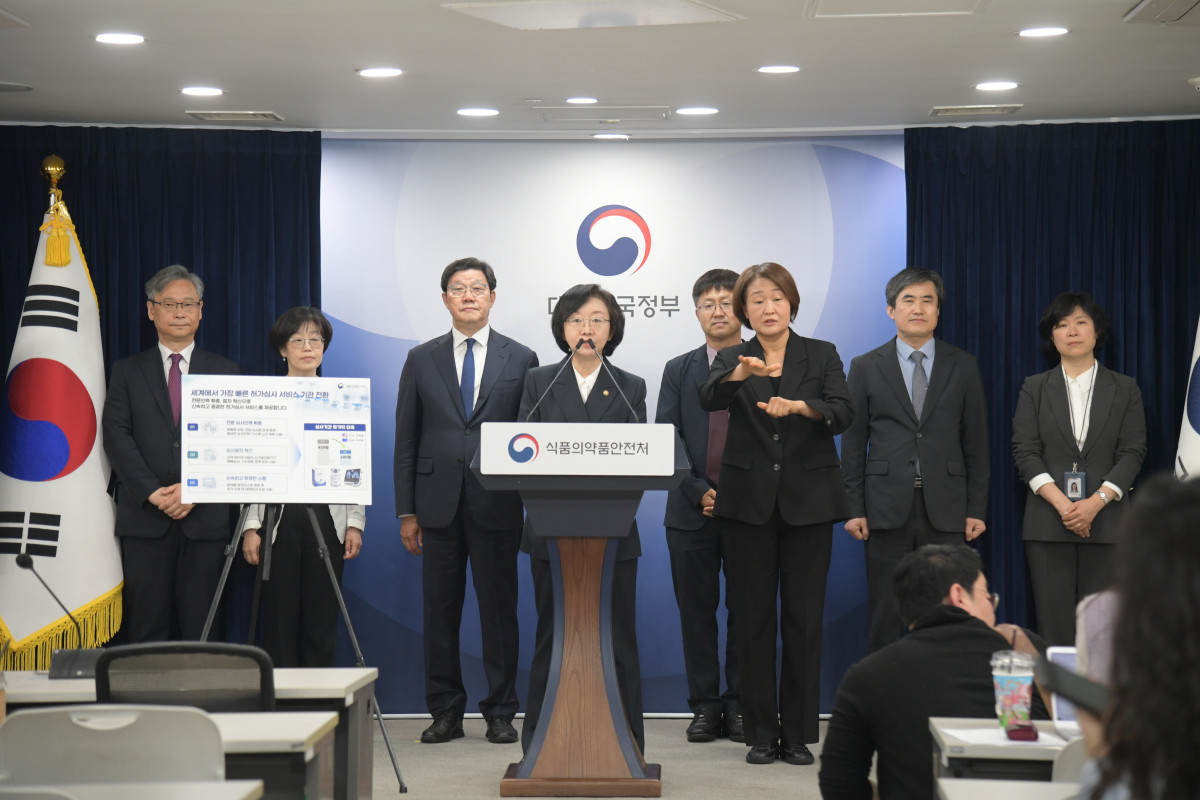 ▲26일 서울 종로구 정부서울청사에서 오유경 식품의약품안전처장이 브리핑을 열고 ‘의료제품 허가·심사 혁신방안’ 관련 지침을 설명하고 있다. (사진제공=식품의약품안전처)