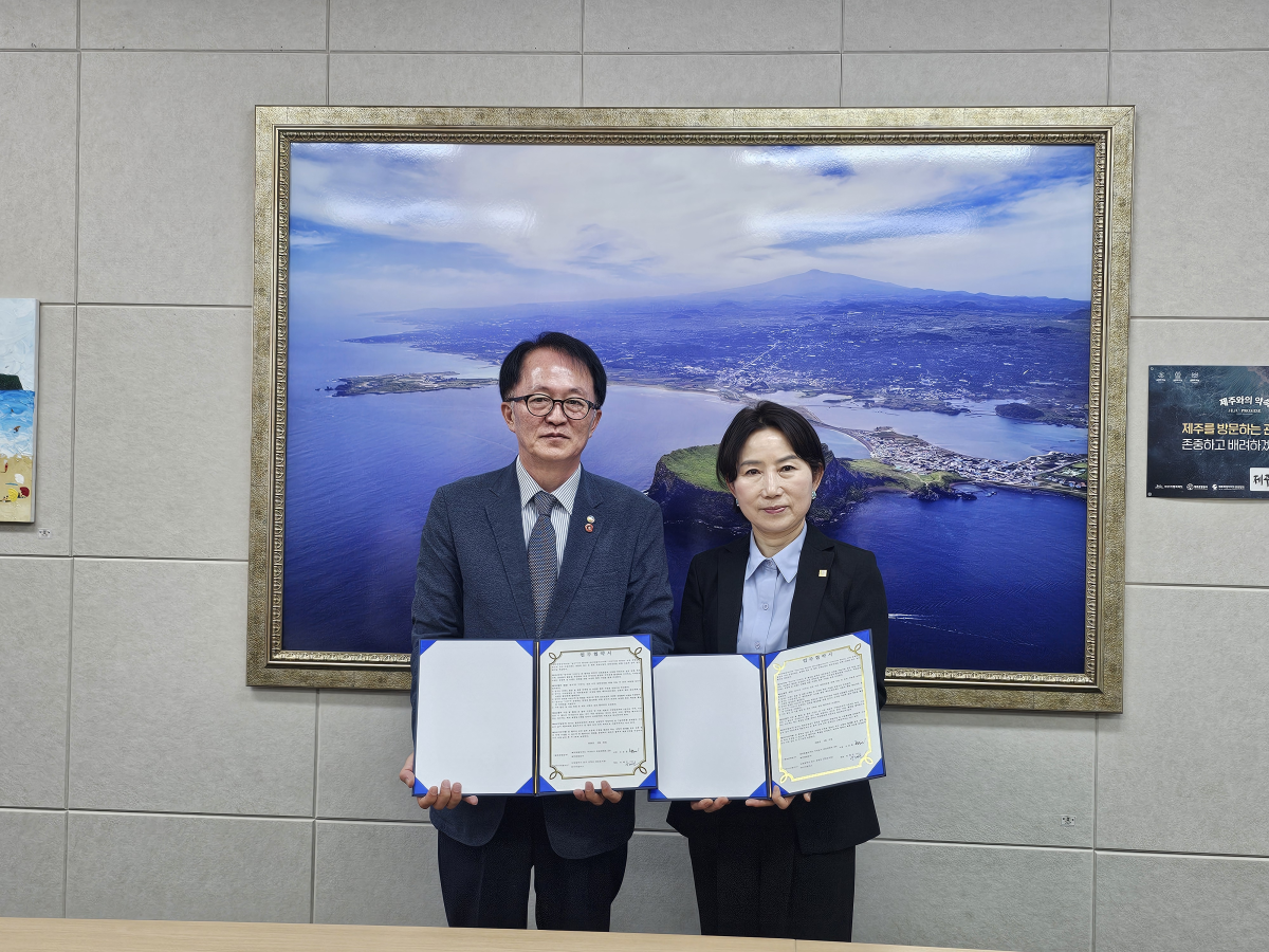 ▲안혜진 시티면세점 대표(왼쪽)와 고승철 제주관광공사 사장이 업무협약을 체결 후 기념촬영을 하고 있다. (사진제공=시티면세점)