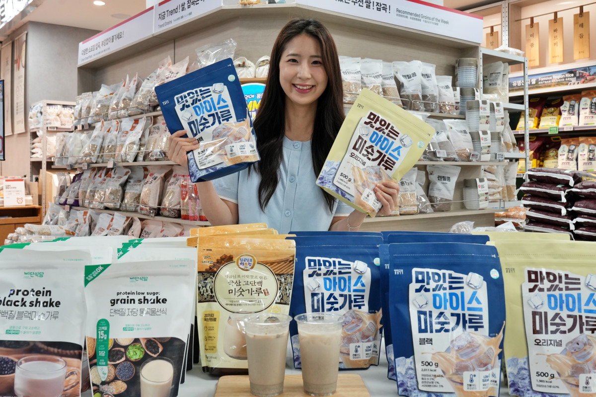 ▲서울시 송파구 롯데마트 제타플렉스 잠실점에서 양혜원 롯데마트·슈퍼 곡물계란팀 상품기획자(MD)가 '저당' 미숫가루 상품을 홍보하고 있다. (사진제공=롯데마트)