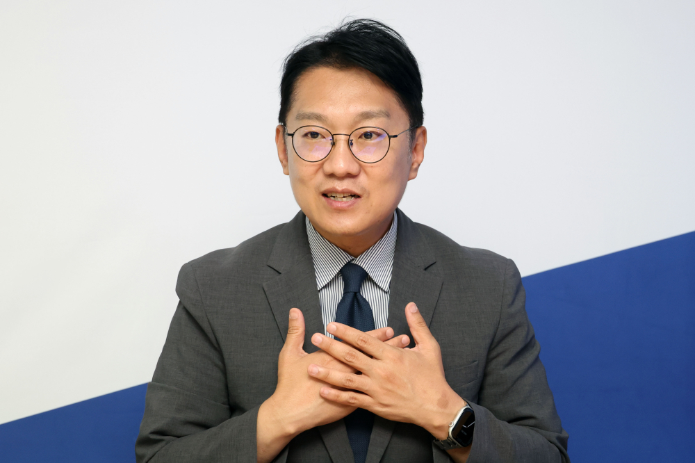 ▲인천 계양을 보궐선거 더불어민주당 후보로 나선 김남준 전 청와대 대변인이 26일 인천 계양구 선거사무소에서 이투데이와 인터뷰를 하고 있다. 사진=고이란 기자 photoeran@
