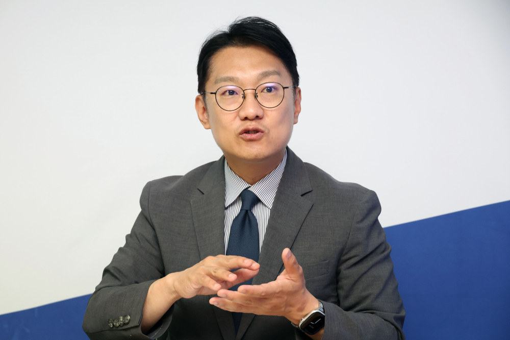 ▲인천 계양을 보궐선거 더불어민주당 후보로 나선 김남준 전 청와대 대변인이 26일 인천 계양구 선거사무소에서 이투데이와 인터뷰를 하고 있다. 사진=고이란 기자 photoeran@