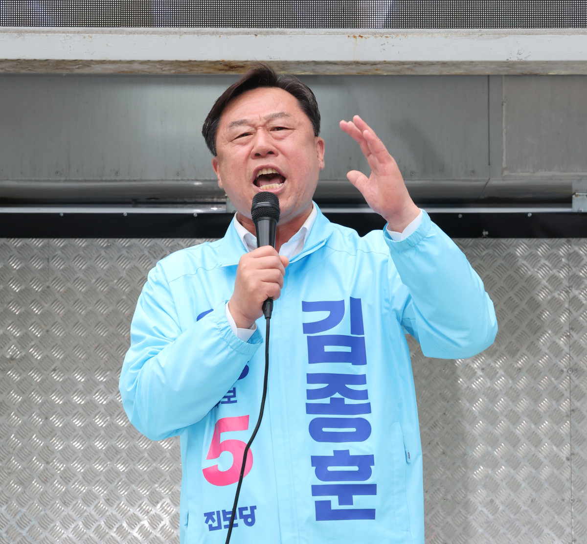 ▲21일 울산시 남구 롯데백화점 앞에서 열린 진보당 울산시당 출정식에서 김종훈 울산시장 후보가 발언하고 있다. (연합뉴스)