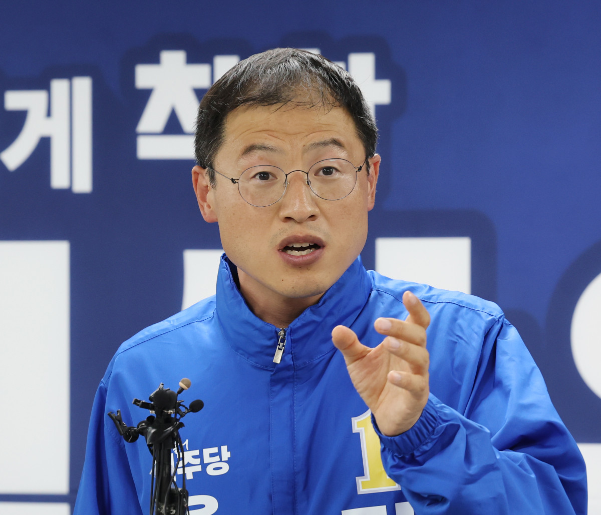 ▲김상욱 더불어민주당 울산시장 후보가 26일 울산시 남구 자신의 선거사무소에서 진보당과의 단일화 여론조사를 새롭게 실시할 것을 제안하는 기자회견을 한 후 취재진 질문에 답하고 있다. (연합뉴스)