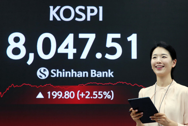▲코스피 지수가 사상 최초로 8000선을 넘어섰다. (사진제공=신한은행)