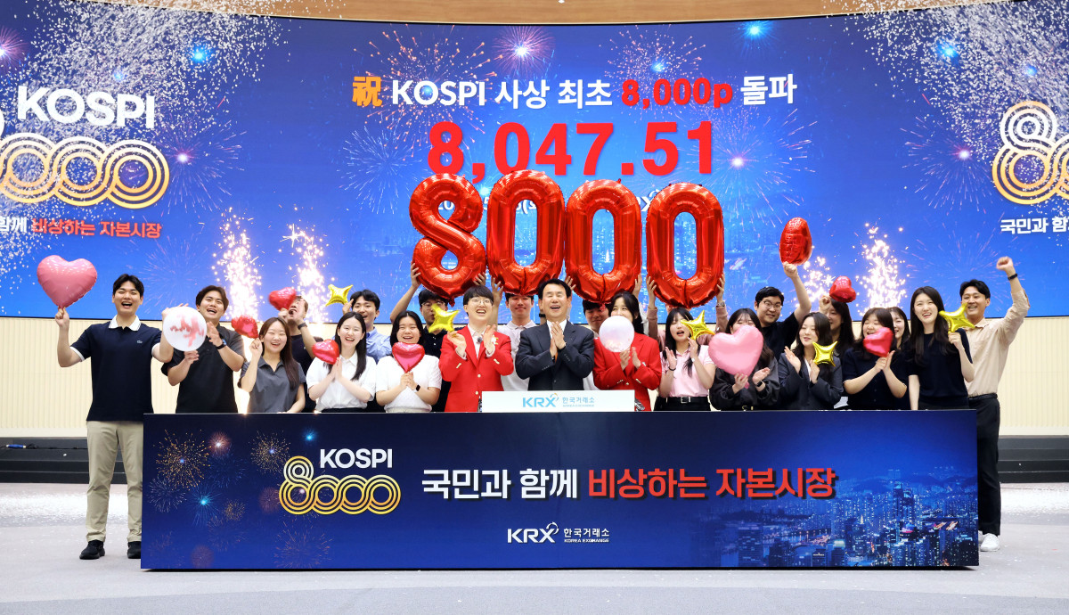 ▲정은보 한국거래소 이사장(가운데)이 26일 한국거래소 서울사옥 홍보관에서 직원들과 함께 코스피 사상 최초 8000 돌파 기념으로 축하 세레머니를 하고 있다. (사진제공=한국거래소)