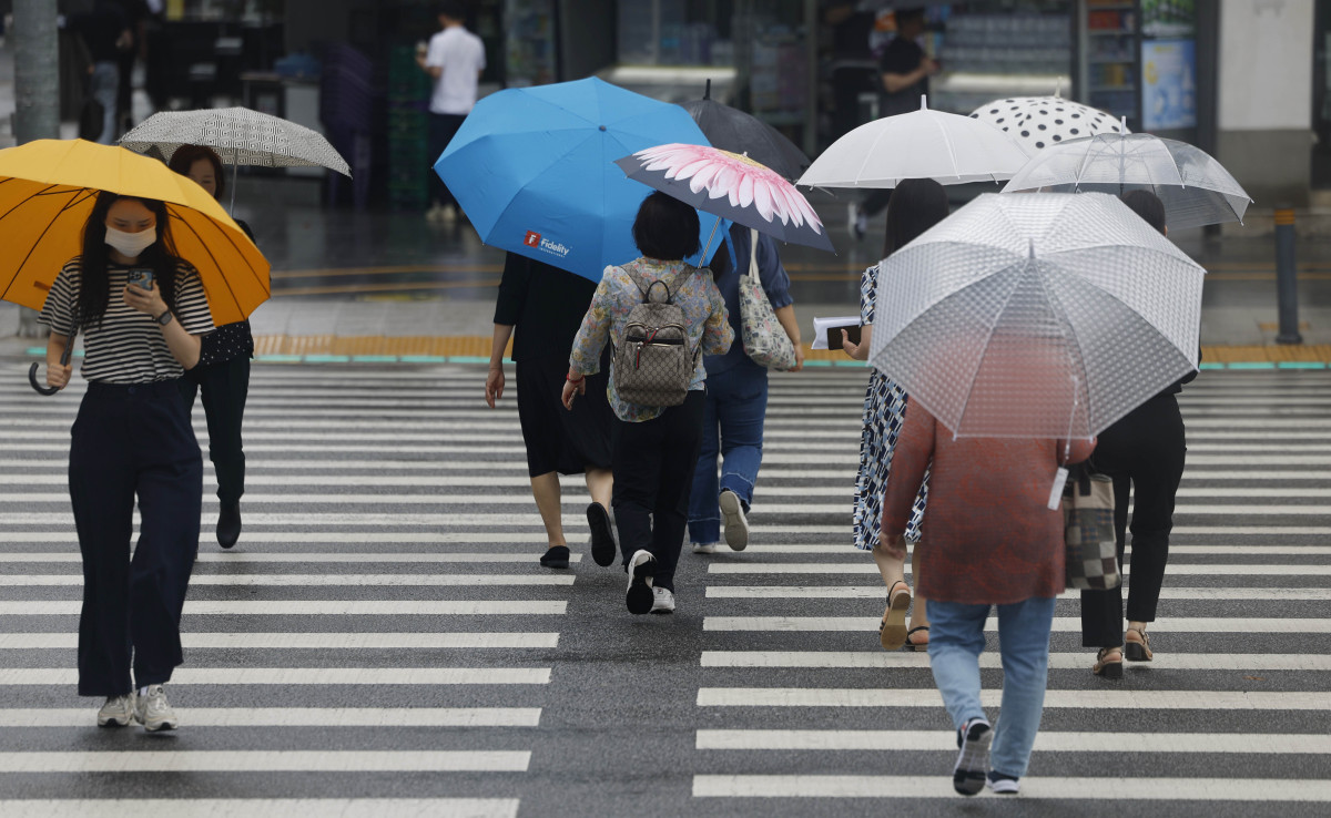 ▲서울 영등포구 여의도역 일대에서 우산을 쓴 시민들이 출근길 발걸음을 재촉하고 있다. (이투데이DB)