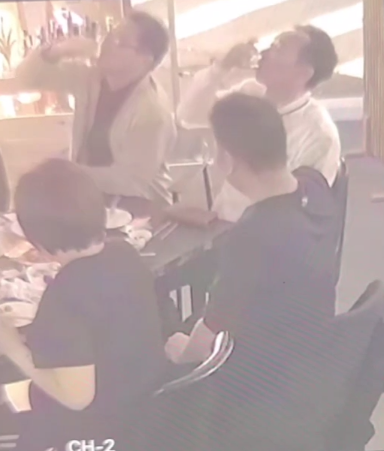▲안락동 가게에서 구의원 후보가 음주를 하고 있는 cctv 사진 (사진제공=제보자)