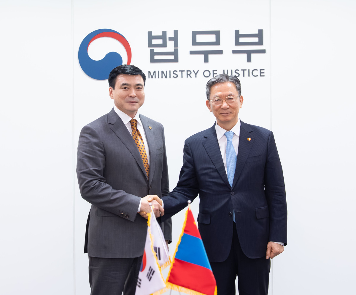▲정성호 법무부 장관(오른쪽)이 26일 사인부양 아마르사이항 몽골 법·내무부장관과 면담을 가진 후 기념촬영을 하고 있다. (사진제공=법무부)