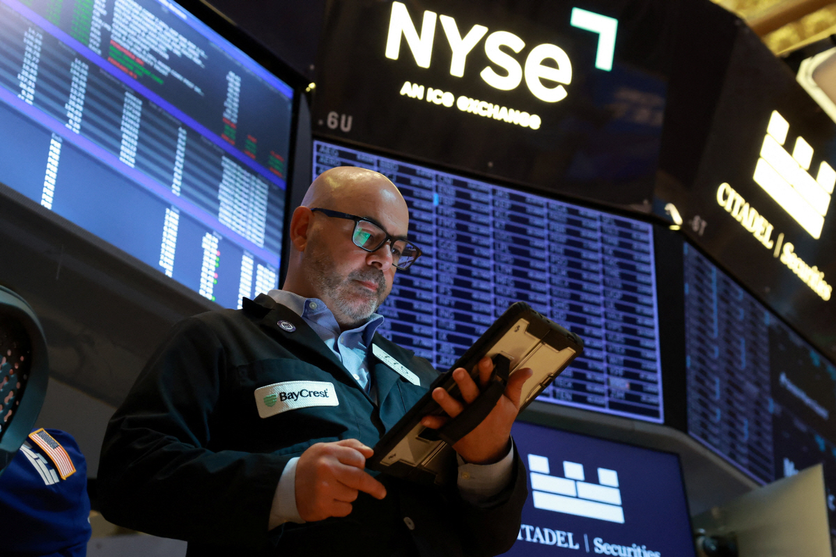 ▲미국 뉴욕증권거래소(NYSE)에서 26일(현지시간) 한 트레이더가 근무하고 있다. (뉴욕/로이터연합뉴스)