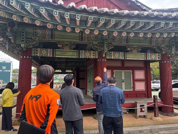 ▲전남 완도군 재난 사고 예방과 집중 안전 점검 실시하고 있다.(완도객사 점검) (사진제공=완도군)