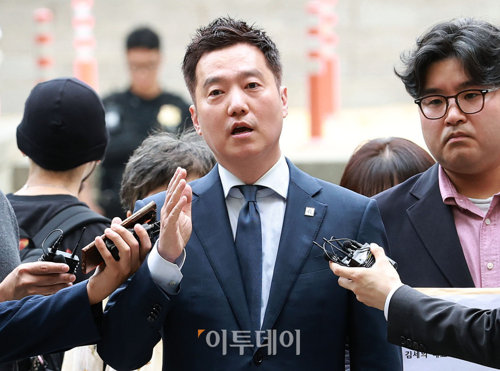 ▲배우 김수현 씨의 명예를 훼손한 혐의를 받고 있는 김세의 가로세로연구소 대표가 26일 서울 서초구 서울중앙지법에서 열린 구속 전 피의자 심문(영장실질심사)에 출석하고 있다. 사진공동취재단 (이투데이DB)