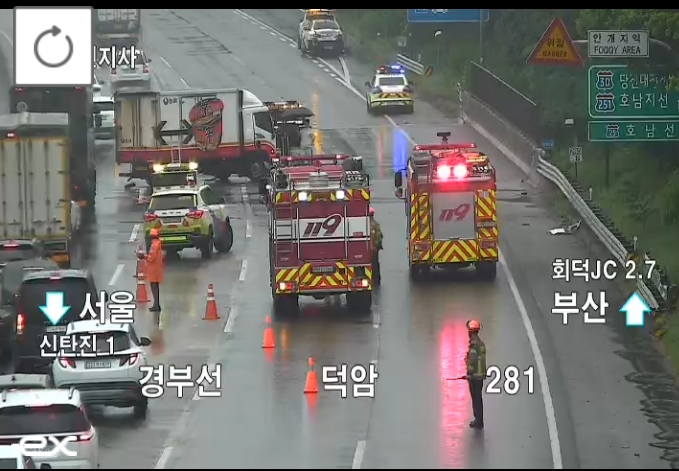 ▲부산방향 2~4차로 통제…빗길 운전 주의 (출처=로드플러스 캡처)