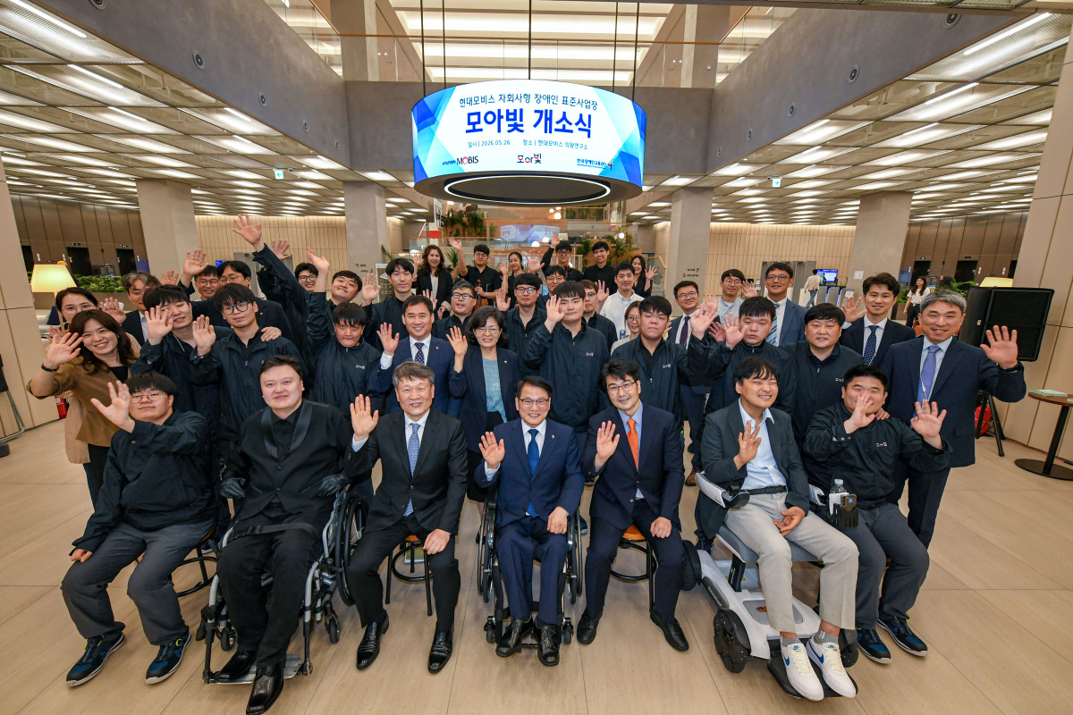 ▲지난 26일 경기도 의왕연구소에서 열린 현대모비스 자회사형 장애인 표준사업장 ‘모아빛’ 개소식에서 이규석 현대모비스 사장(앞줄 왼쪽 세번째)과 이종성 한국장애인고용공단 이사장(앞줄 왼쪽 네번째)이 관계자들과 기념촬영을 하고 있다. (사진=현대모비스)